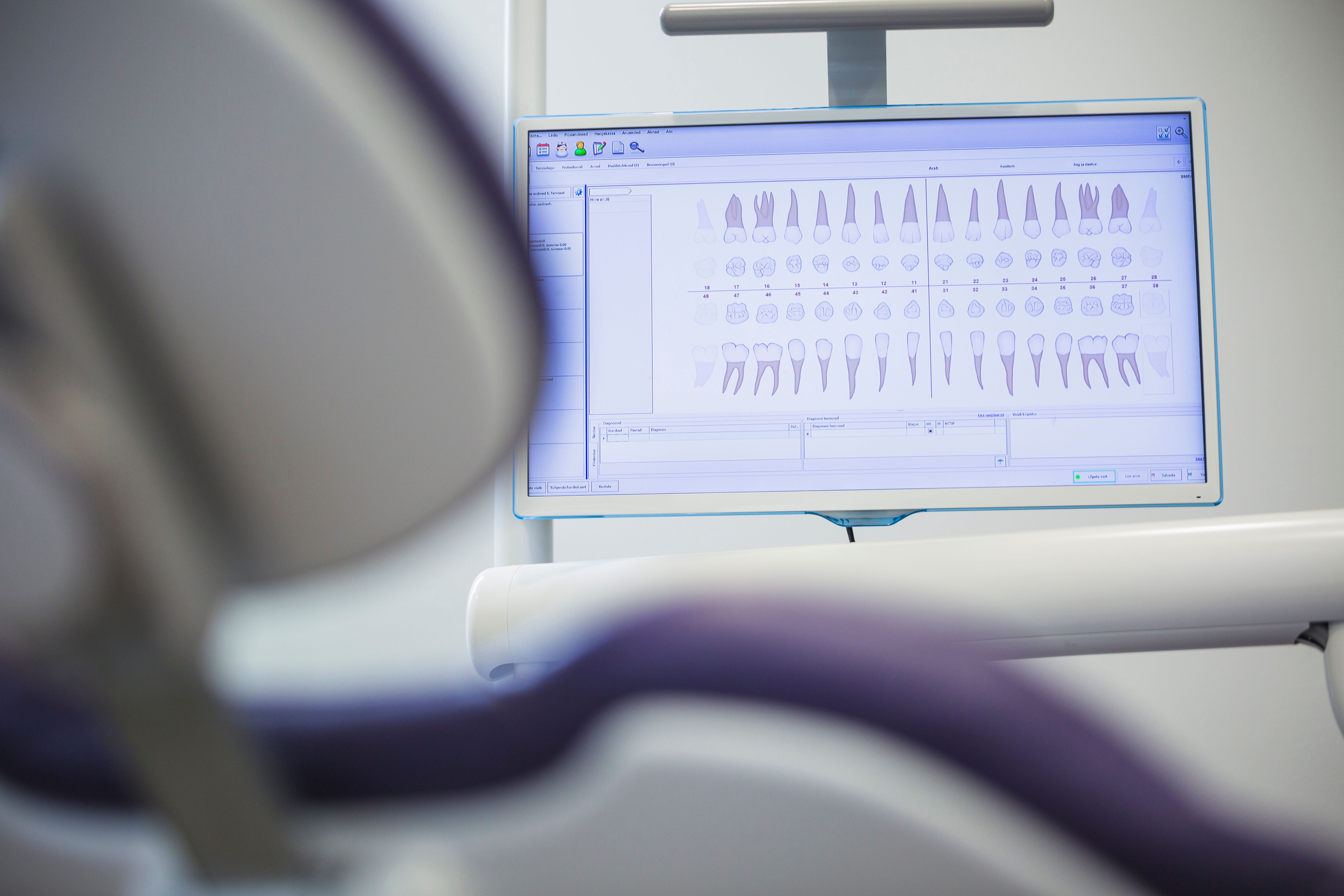 close-up-dentition-chart-monitor-screen