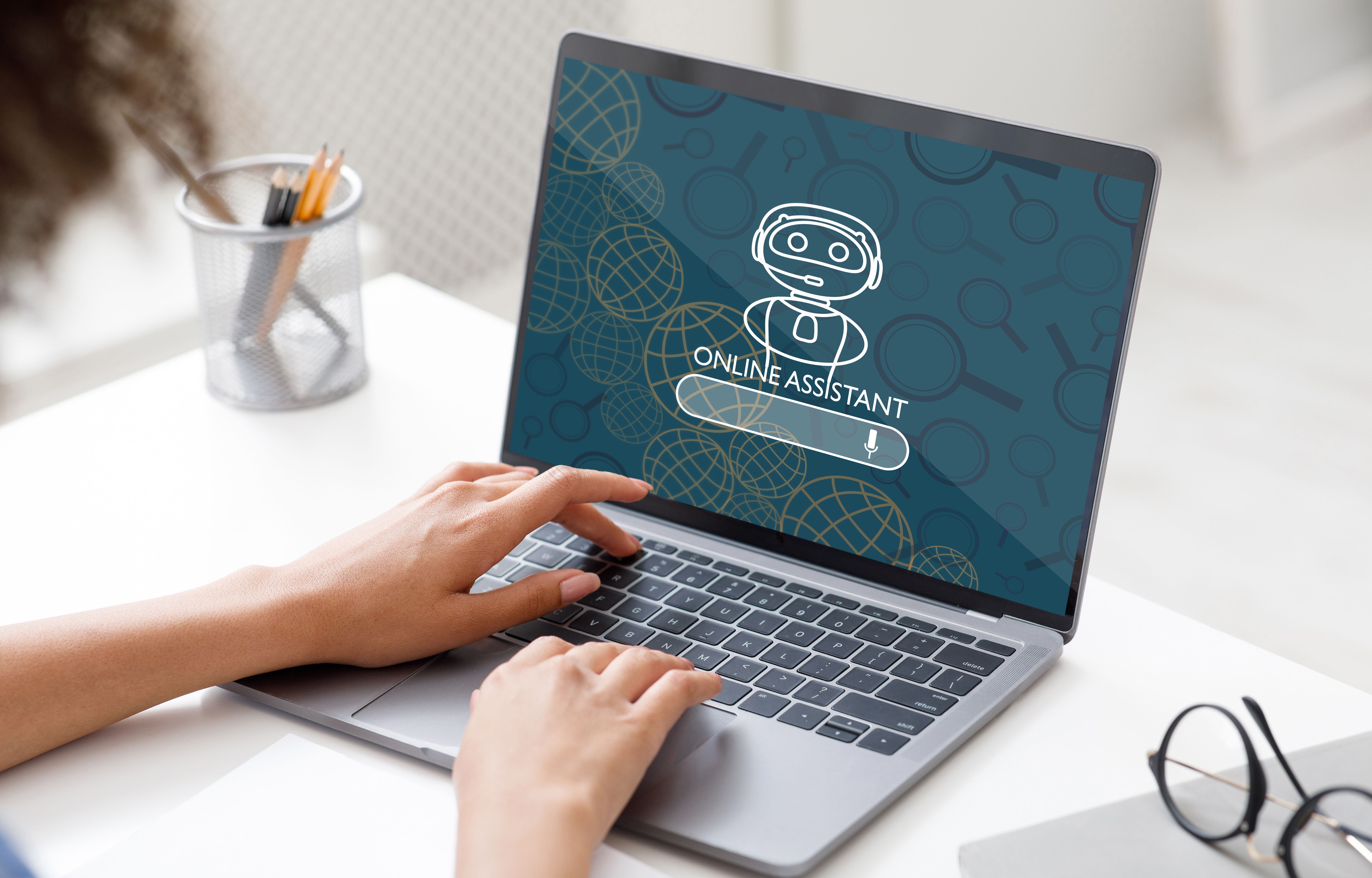 woman_using_online_assistant